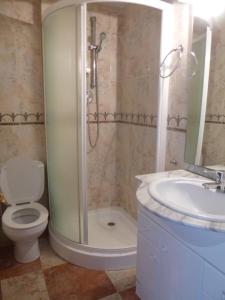 een badkamer met een douche, een toilet en een wastafel bij Acogedor apartamento en l'Estartit in L'Estartit