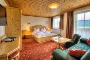 Ein Bett oder Betten in einem Zimmer der Unterkunft Hotel Häuserl im Wald