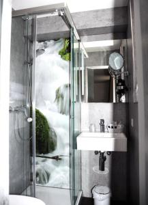 een badkamer met een douche en een wastafel bij Hotel Hamann in Balingen