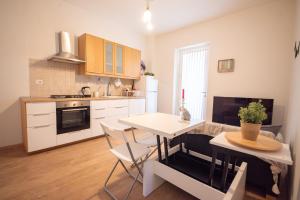 une cuisine avec une table et une salle à manger dans l'établissement San Galigano, à Pérouse