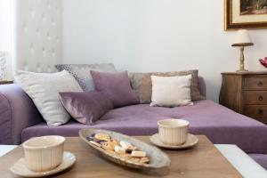 sala de estar con sofá púrpura y mesa en NEW, Stylish and modern central Studio, FREE parking en Celje