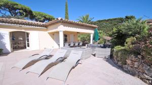 a group of white chairs sitting on a patio at Villa Alinea in Sainte-Maxime +22 photos