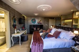 een slaapkamer met een groot bed en een bank bij Spa Hotel Rich in Velingrad