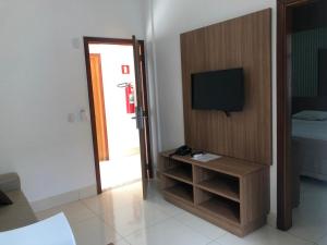 Телевизор и/или развлекательный центр в Hotel Encontro das Águas