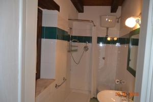 uma casa de banho com um chuveiro e um lavatório. em Affitta Camere Il Pettirosso em Fermo