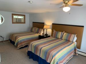 Una cama o camas en una habitación de Maple Lane Empire