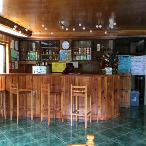 Lounge o bar area sa Trekkers Lodge and Cafe