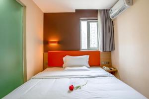 Postel nebo postele na pokoji v ubytování 7Days Premium Beijing Wangjing