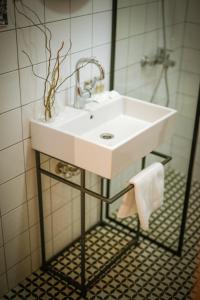 プロブディフにあるBeautiful best location apartment Red Mouseの白い洗面台と鏡のあるバスルーム +68枚の写真