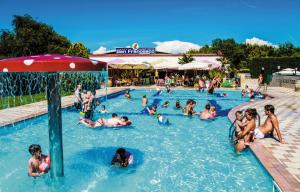 un grupo de personas en una piscina en un complejo en Victoria Mobilehome in Centro Vacanze San Francesco en Duna Verde