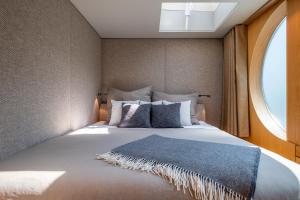 a bedroom with a large bed with a window at GRACE Suite mit zwei Schlafzimmern in Berlin