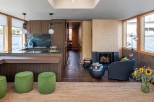 a kitchen and living room with a fireplace at GRACE Suite mit zwei Schlafzimmern in Berlin