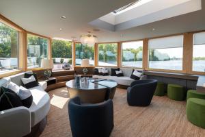 GRACE Suite mit zwei Schlafzimmern的休息区