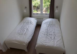 Кровать или кровати в номере De Babbelaar