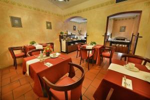 Reštaurácia alebo iné gastronomické zariadenie v ubytovaní EA Hotel Jeleni Dvur Prague Castle