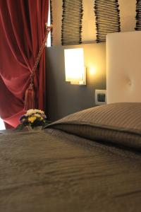 1 dormitorio con 1 cama con cortina roja en Giulimà B&B en Rocchetta SantʼAntonio