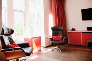 a room with two chairs and a desk and a television at Prinsenhuis in Amsterdam