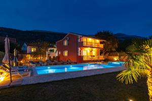 Bazén v ubytovaní Luxury Villa Poquito alebo v jeho blízkosti