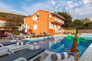 Bazén v ubytovaní Luxury Villa Poquito alebo v jeho blízkosti