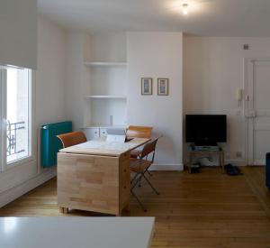 Sjónvarps- og/eða afþreyingartæki á Quiet apartment near Montmartre