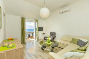 ein Wohnzimmer mit einem Sofa und einem Tisch in der Unterkunft Hedera Estate, Hedera A53 in Dubrovnik