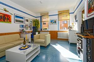 uma sala de estar com um sofá e uma televisão em Moltkestrasse 89 em Hildesheim
