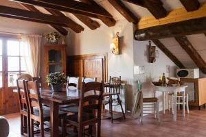 a kitchen and dining room with a table and chairs at Apartamentos El Rincón de Usana Zona Zero in Aínsa