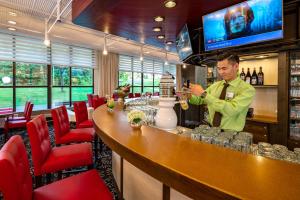ein Barkeeper, der in einer Bar einen Drink zubereitet in der Unterkunft AHORN Panorama Hotel Oberhof in Oberhof + 37 Fotos