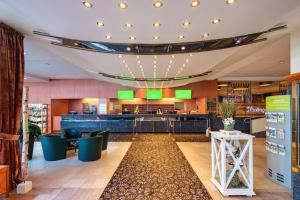 Ein Sitzbereich in der Unterkunft AHORN Panorama Hotel Oberhof