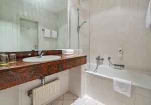Ein Badezimmer in der Unterkunft AHORN Panorama Hotel Oberhof