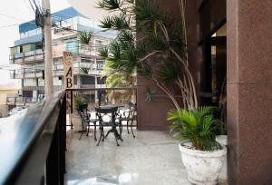 einen Balkon mit einem Tisch, Stühlen und Pflanzen in der Unterkunft Abba Hotel in Betim