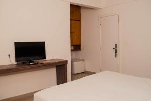 Uma TV ou centro de entretenimento em Abba Hotel
