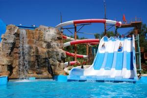 eine Wasserrutsche in einem Wasserpark in der Unterkunft Appartement au milieu des lacs, au bord du Guiers in Aoste