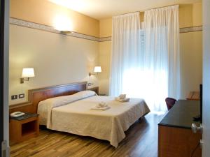 سرير أو أسرّة في غرفة في Hotel Marina Bay