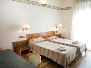 Un pat sau paturi într-o cameră la Hotel Marina Bay