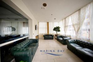 A seating area at Hotel Marina Bay