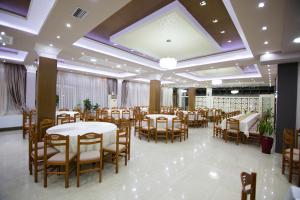 戈里察DEA Hotel 2002的宴会厅配有桌椅