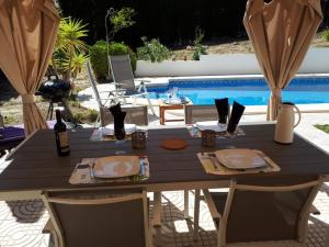 Un restaurante o sitio para comer en casa ronda