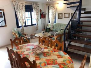 uma sala de estar com uma mesa e cadeiras e uma escadaria em Vivienda Agaete Paradise em Puerto de las Nieves