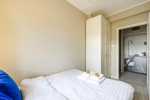 sypialnia z łóżkiem z dwoma ręcznikami w obiekcie Gama Home Kondratowicza18 w Warszawie