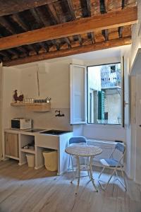 eine Küche mit einem Tisch, einem Tisch und Stühlen in der Unterkunft Ca di Cetta in Finale Ligure