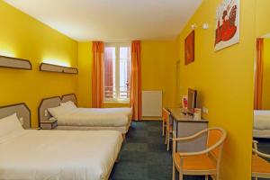 Postel nebo postele na pokoji v ubytování Hôtel du Vigan + 29 fotografií