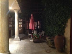 a patio with a pink umbrella and chairs and plants at Galican Casa Rural in Moriscos