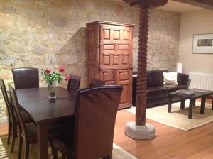 a living room with a table and a couch at Galican Casa Rural in Moriscos