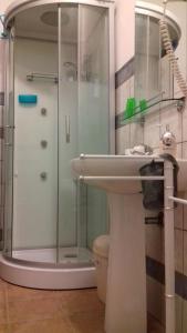 La salle de bains est pourvue d'un lavabo et d'une douche. dans l'établissement B&B Domu Delunas, à Giba