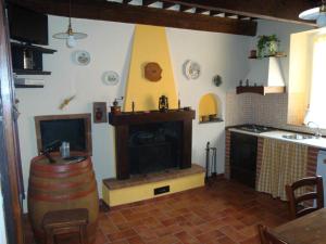 A television and/or entertainment centre at Bed & Breakfast Lucca Fora