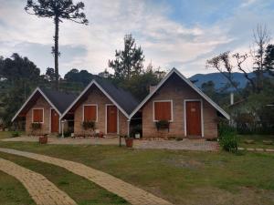 une maison avec une allée en face de celle-ci dans l'établissement Flor da Montanha, à Monte Verde