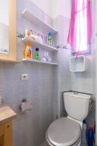 baño con aseo blanco y cortina rosa en Forville, en Cannes 39 fotos más