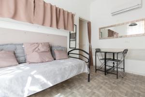 Un dormitorio con una cama y una mesa con una silla. en Forville, en Cannes