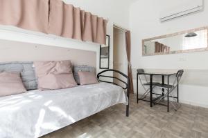 um quarto com uma cama e uma mesa com uma cadeira em Forville em Cannes